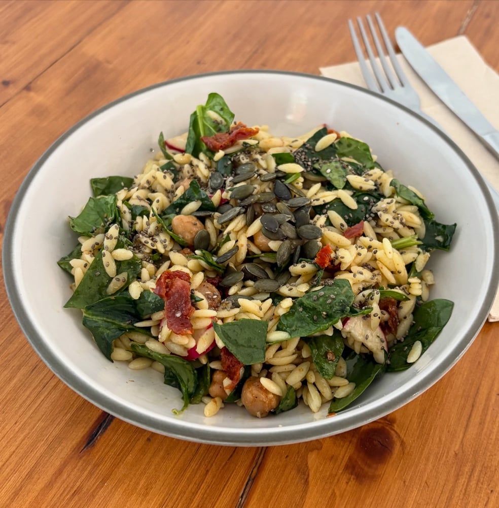 Ensalada de pasta orzo, garbanzos asados, tomates secos y espinacas. Dale al click para mas ingredientes y aliños