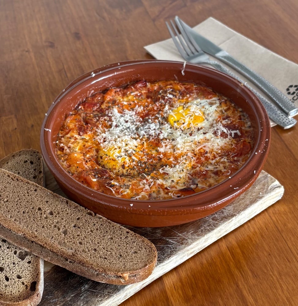 Huevos al horno con cherry tomate