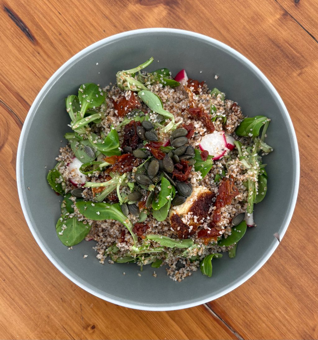 Ensalada de Bulgur integral, Halloumi, tomates seco y menta. Dale al click para mas ingredientes y aliños