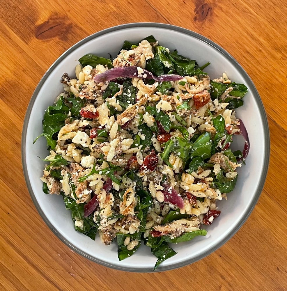 Ensalada de pulled pork, feta y pasta orzo con aliño de pesto rojo