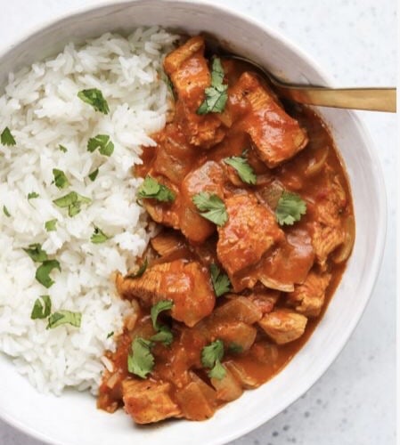 Curry de pollo tikka y espinacas con arroz y pan pita