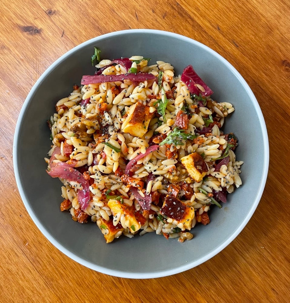 Ensalada de halloumi, manzana asada y bulgur con aliño de limon y dijon
