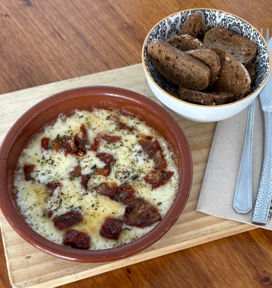 Provolone con tomates secos y crostinis caseros
