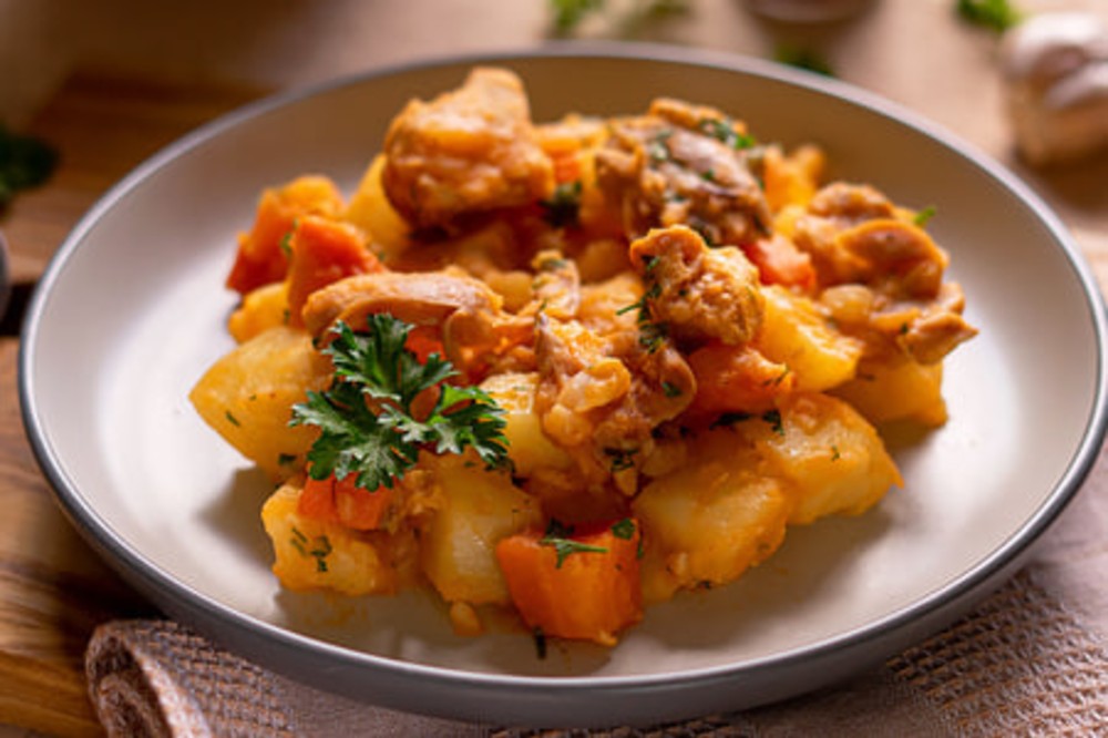 Тушкована картопля з куркою