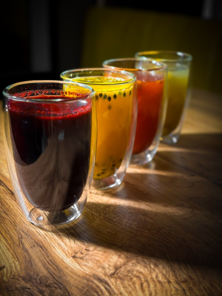 Фірмовий чай в чайнику полуниця