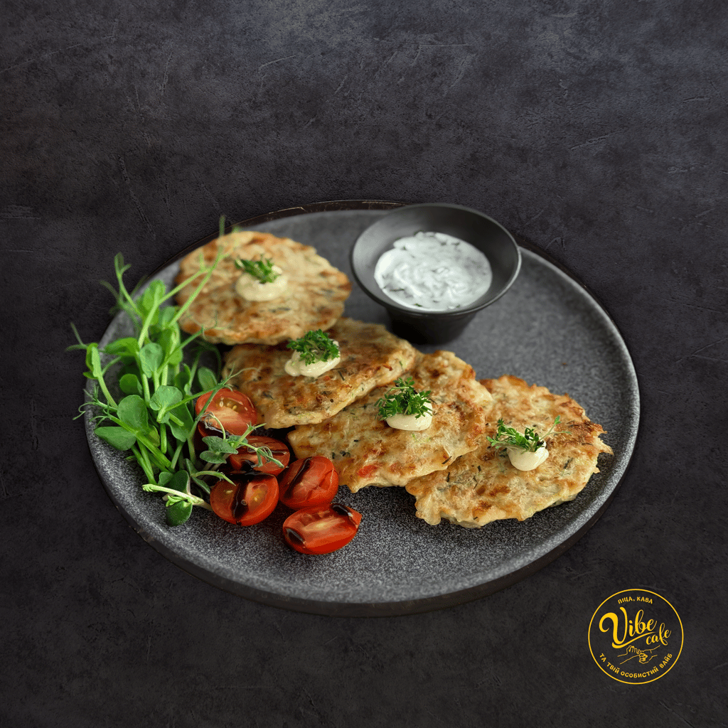 Кабачкові оладки з шинкою та моцарелою