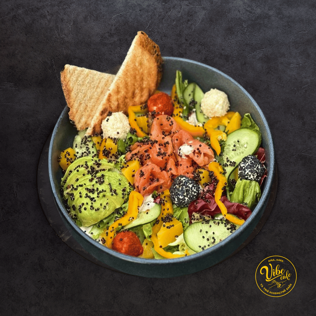 Салат Тропікана з манго та лососем