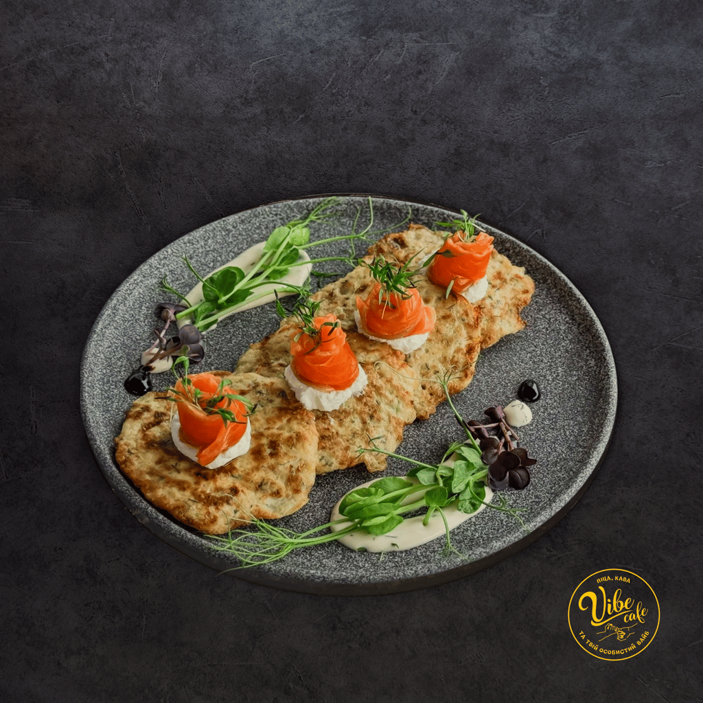 Кабачкові оладки з лососем та філадельфією