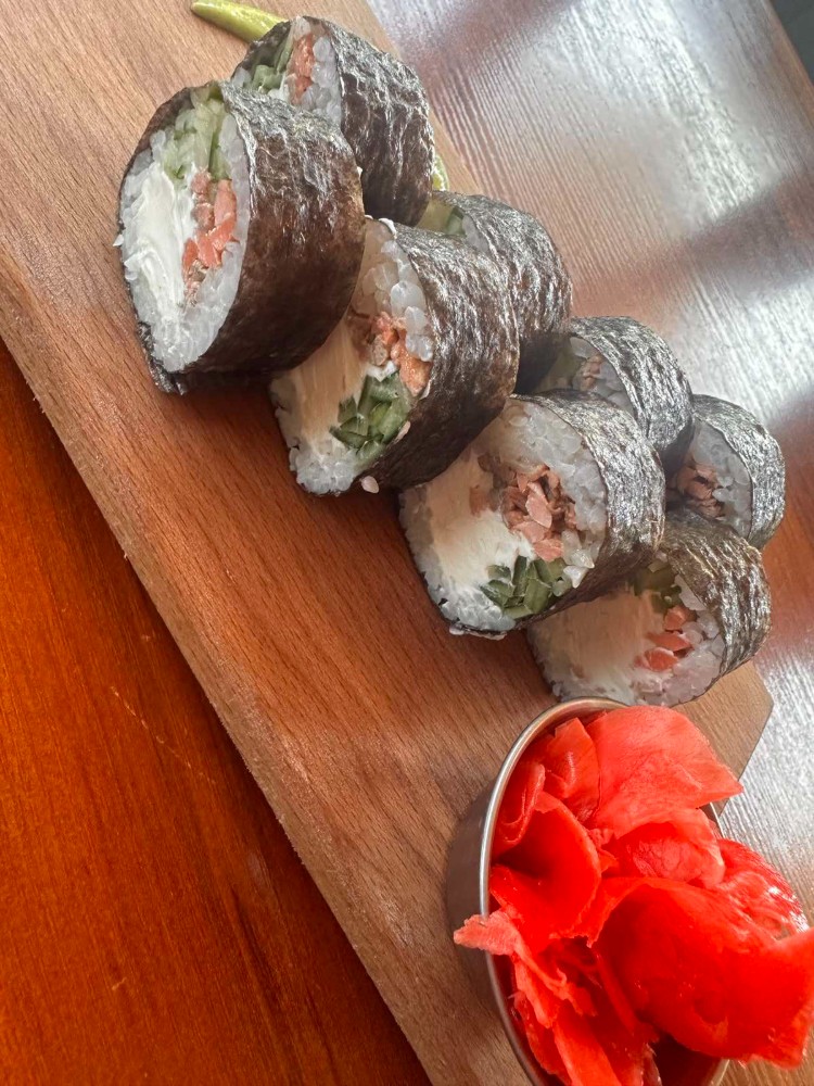 Футомакі зі смаженим лососем