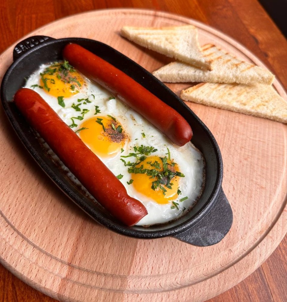 Яєшня з ковбасками на пательні