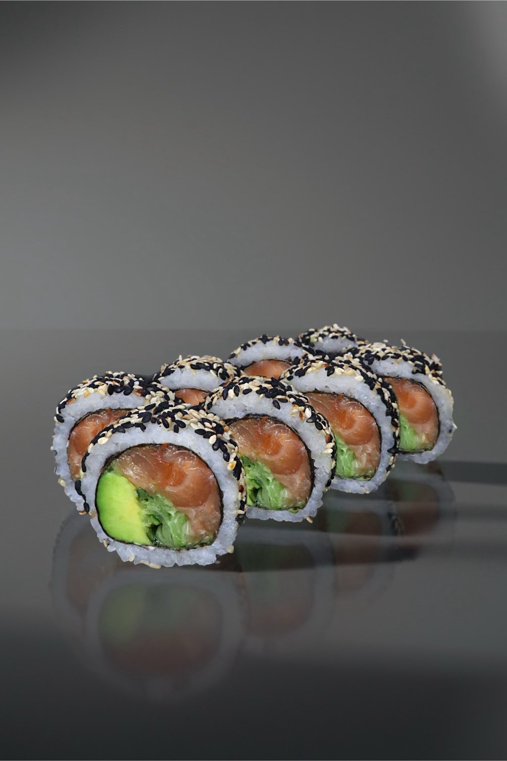 Каліфорнія у кунжуті з лососем