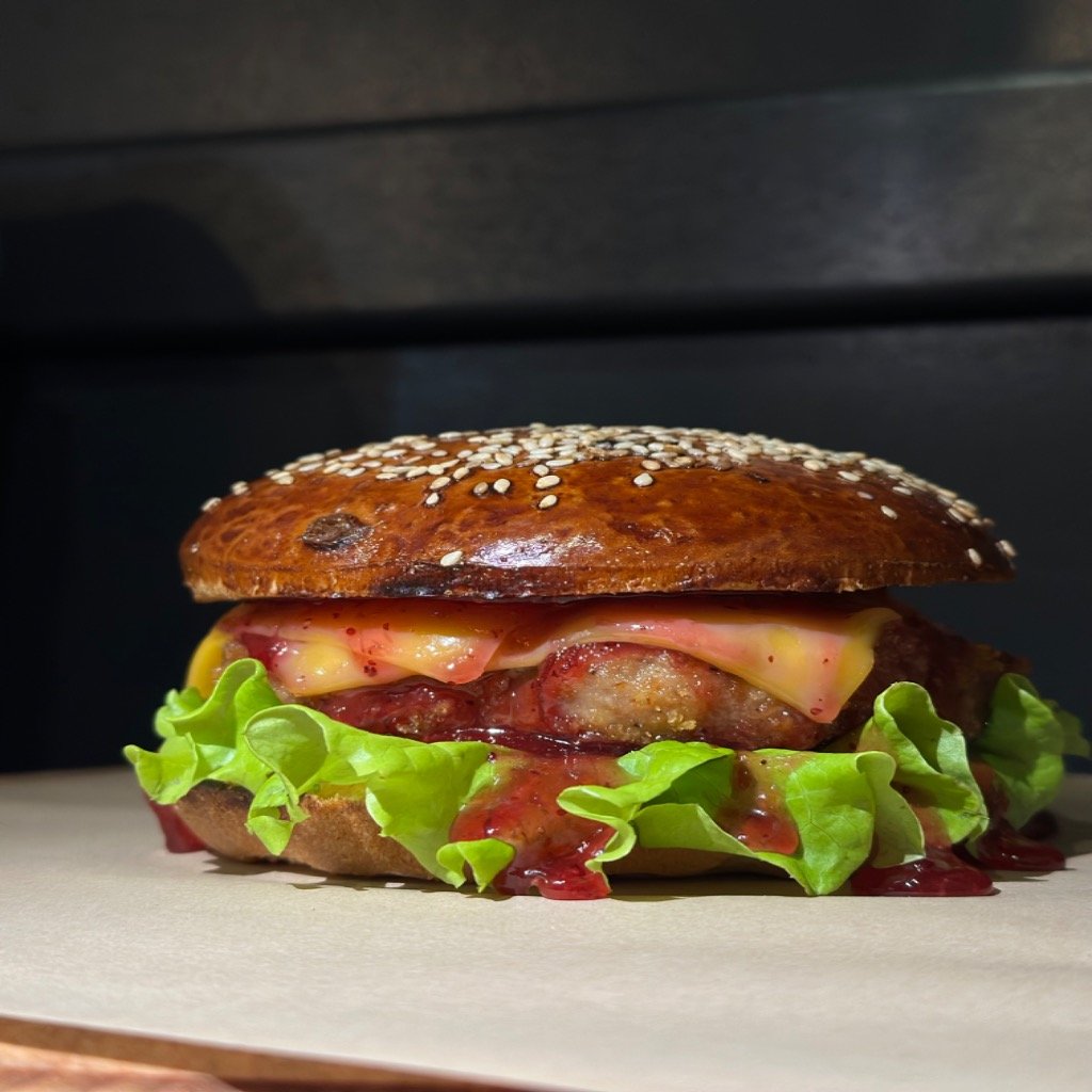 Бургер з курячою котлетою