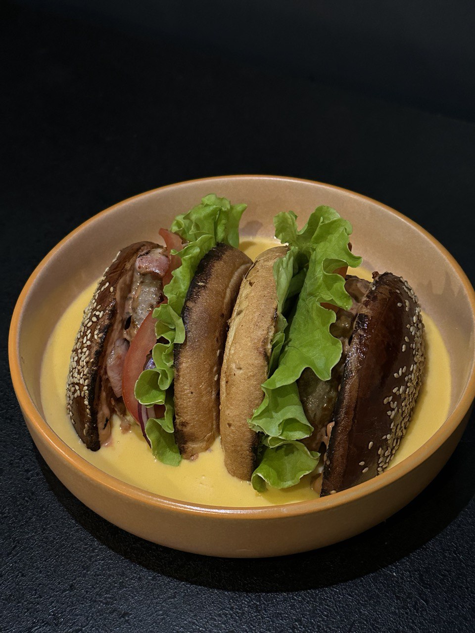 Бургер з Яловичиною в сирній ванні