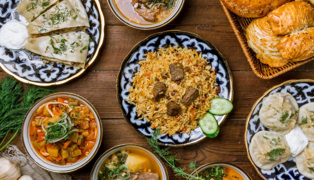 Плов с говядиной, салат, баурсаки, сухофрукты, дессерт