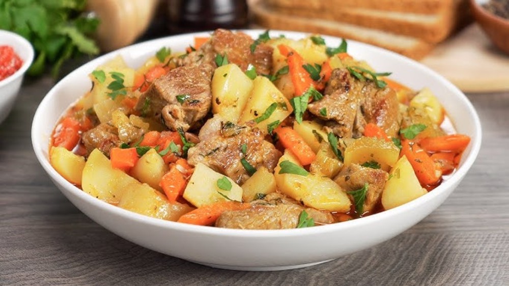 Тушкована картопля з  з м'ясом 