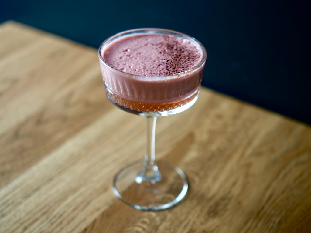 Гарячий коктейль з бейлісом та вишнею