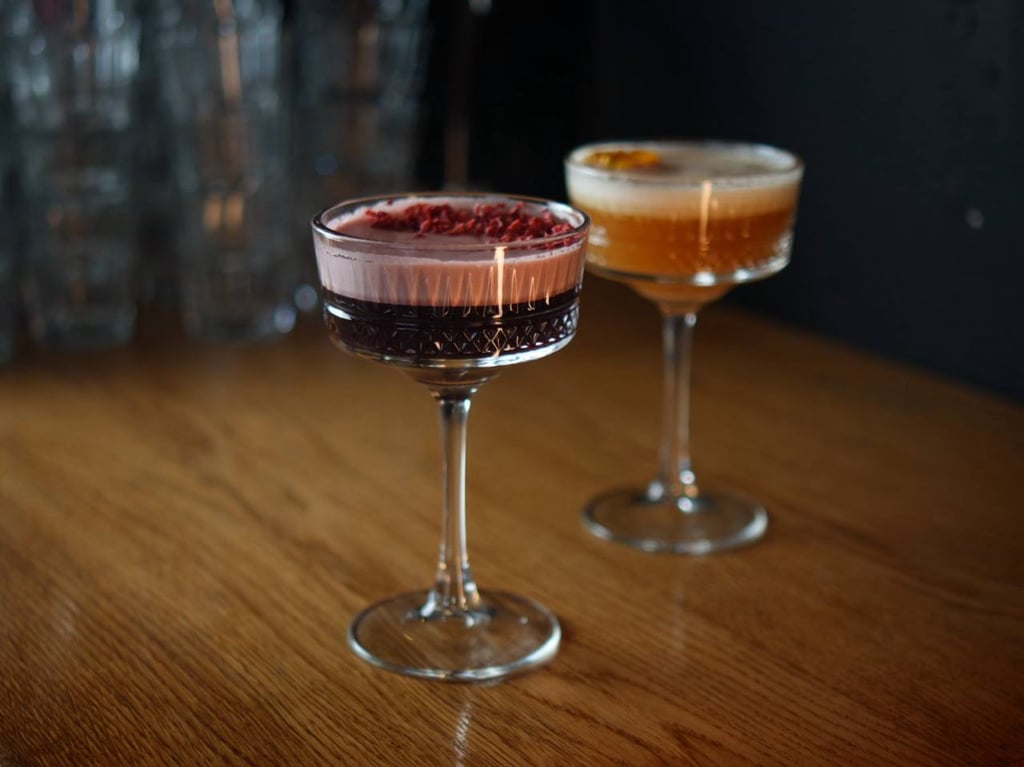 Червоний глінтвейн з ягодами і корицею