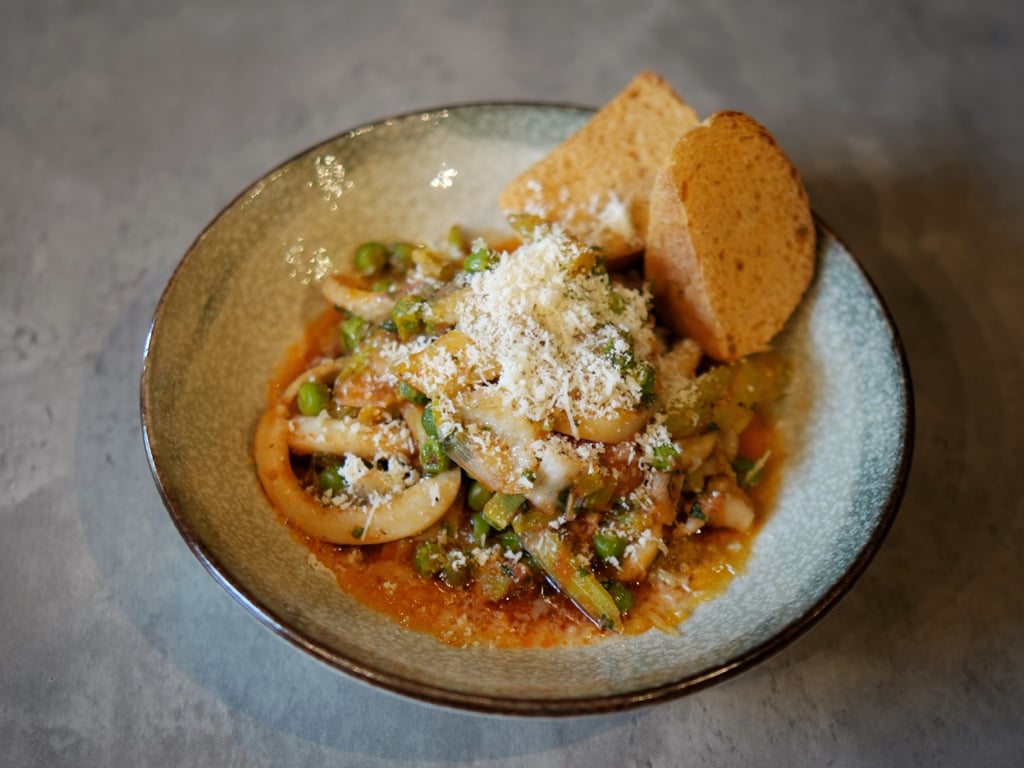 Тушковані кальмари з овочами