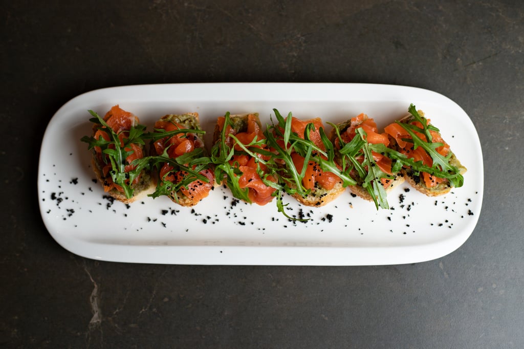 Брускети з лососем 