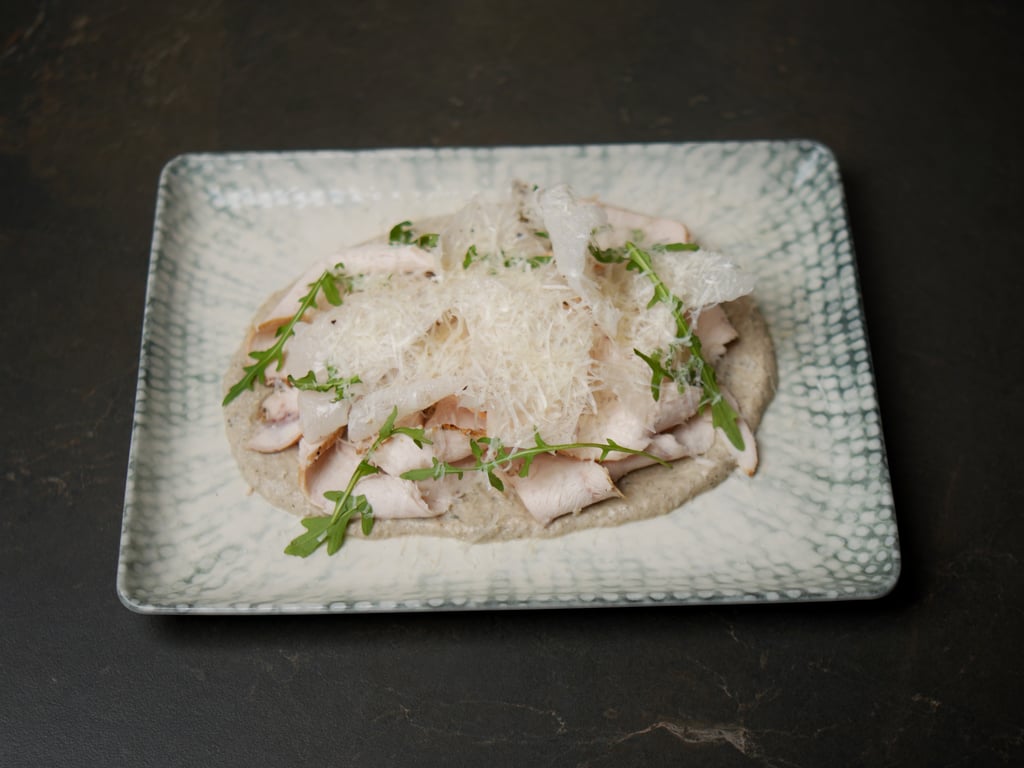 Слайси курки на грибному кремі з пармезаном
