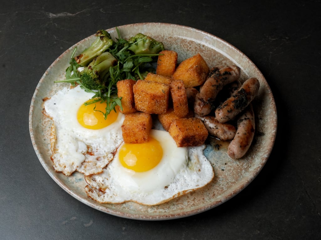 Ковбаски зі смаженим баношем та яєшнею