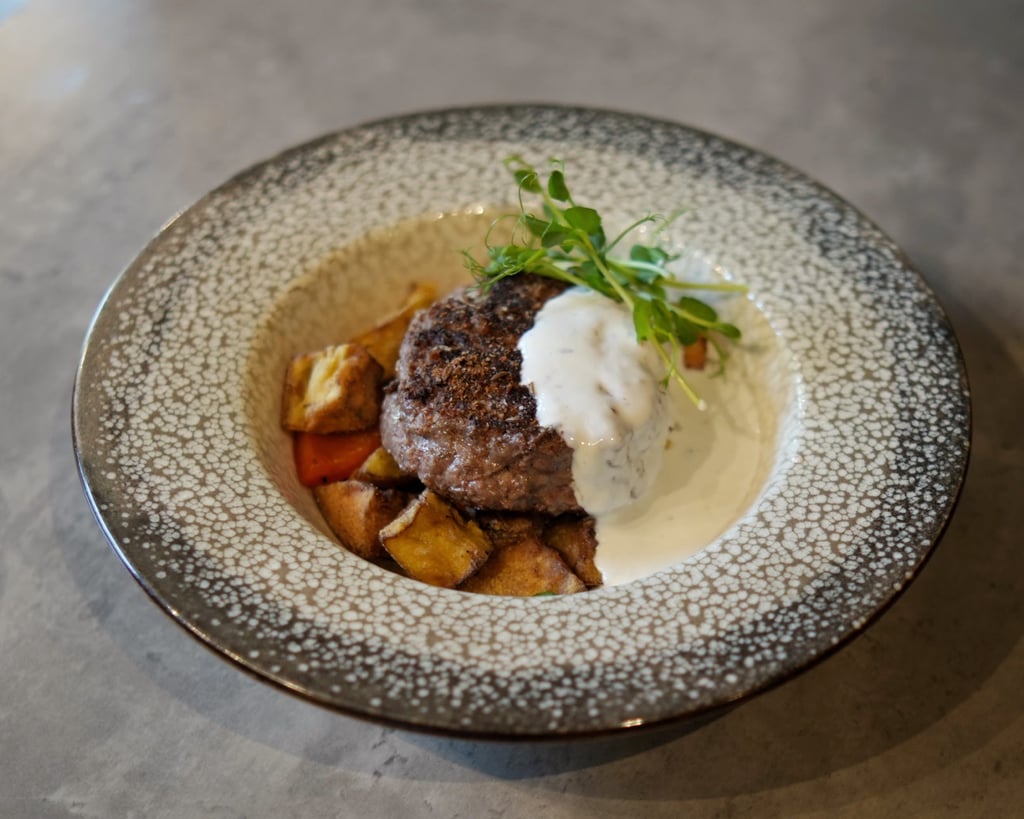 Біфштекс з моцарелою, соусом дор-блю та овочами