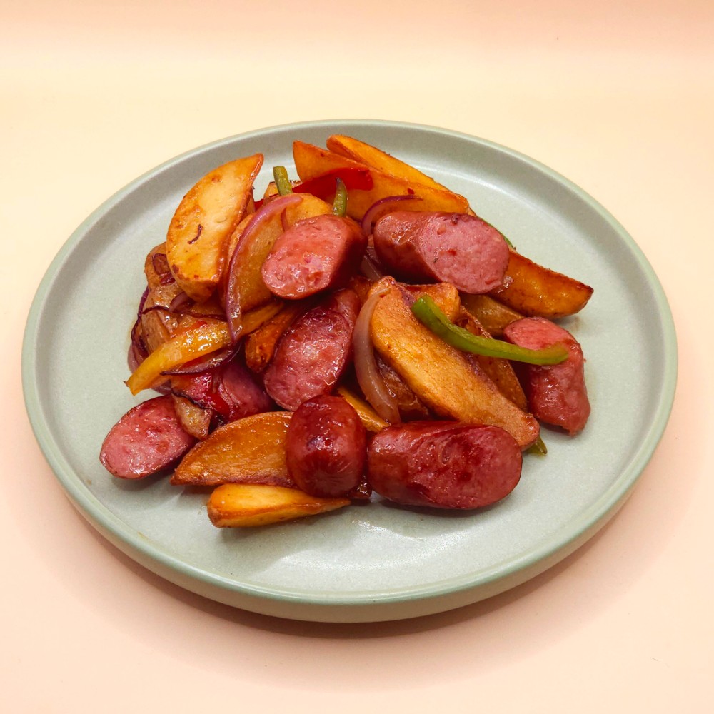 Картопля по-селянські зі смаженими ковбасками