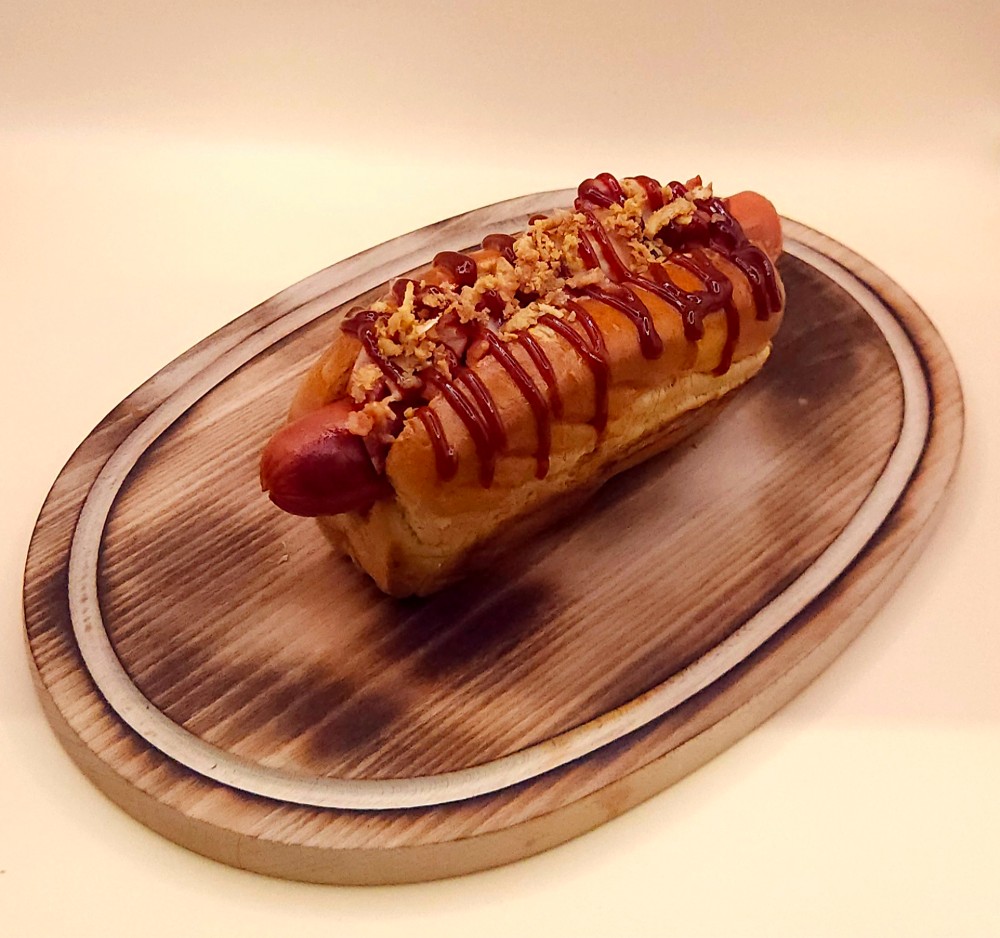 Хот дог BBQ з беконом та кріспі цибулею