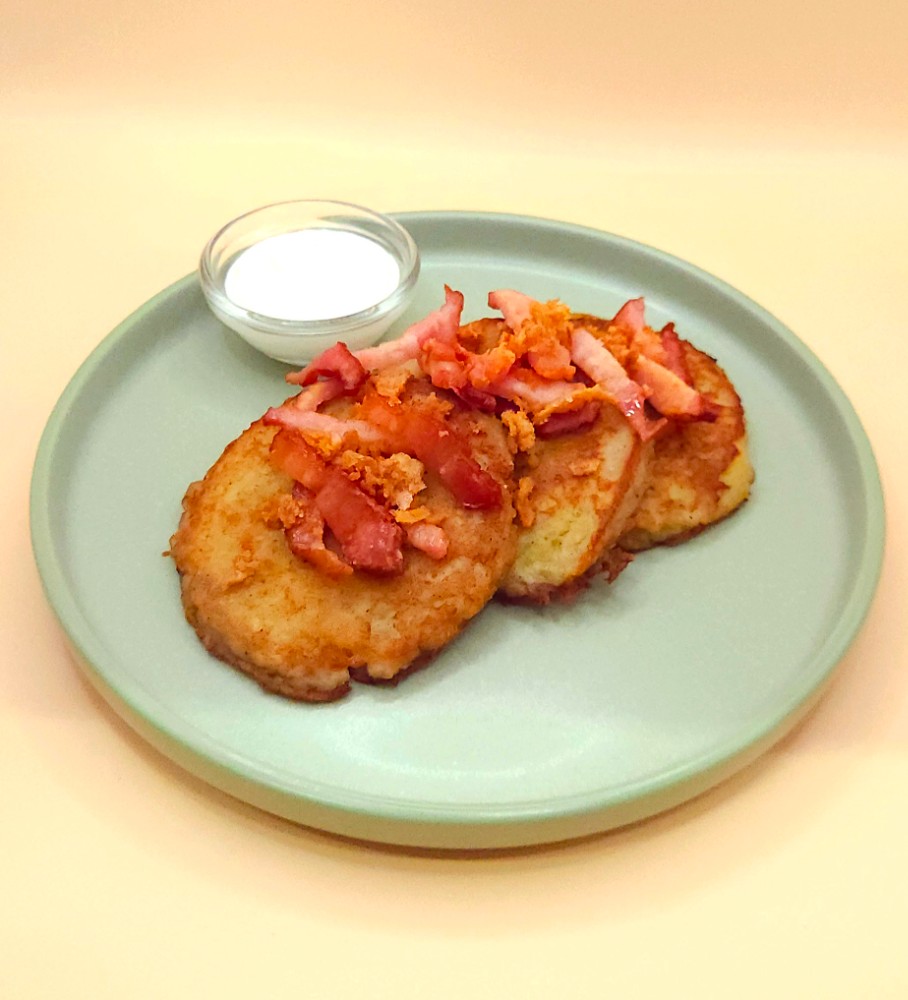 Деруни з беконом та цибулькою кріспі