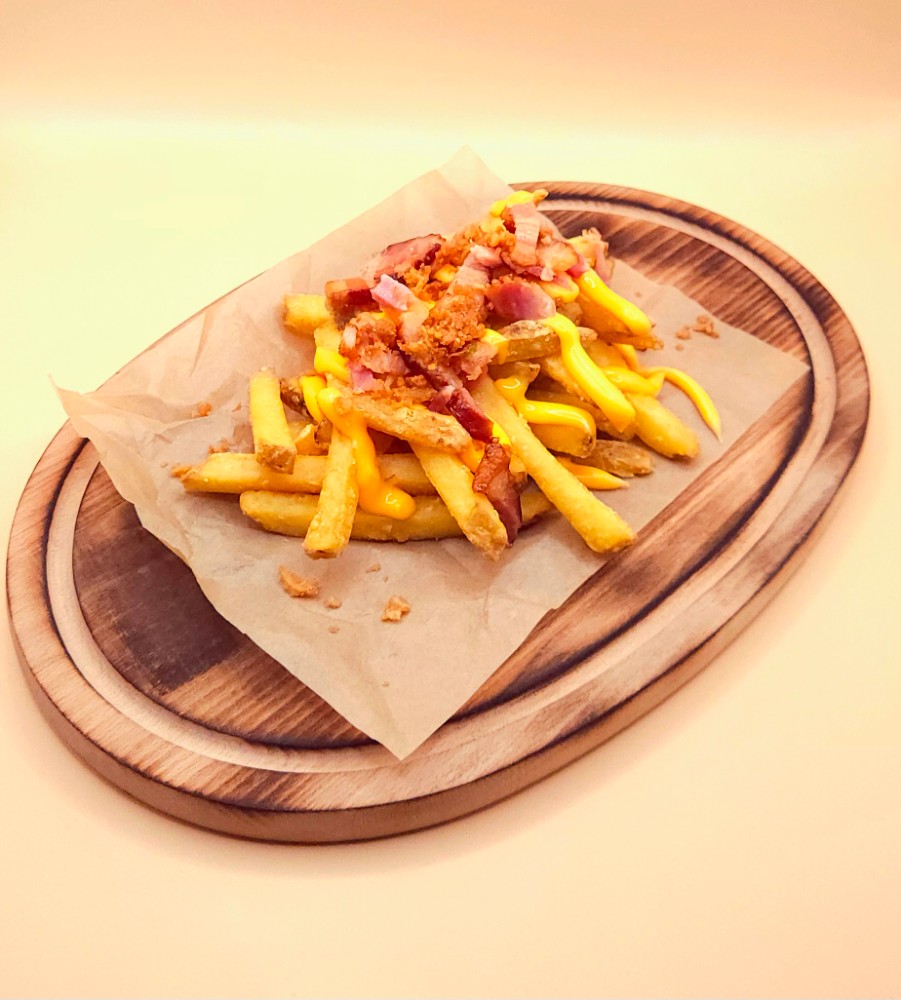 Картопля фрі з сирним соусом та беконом