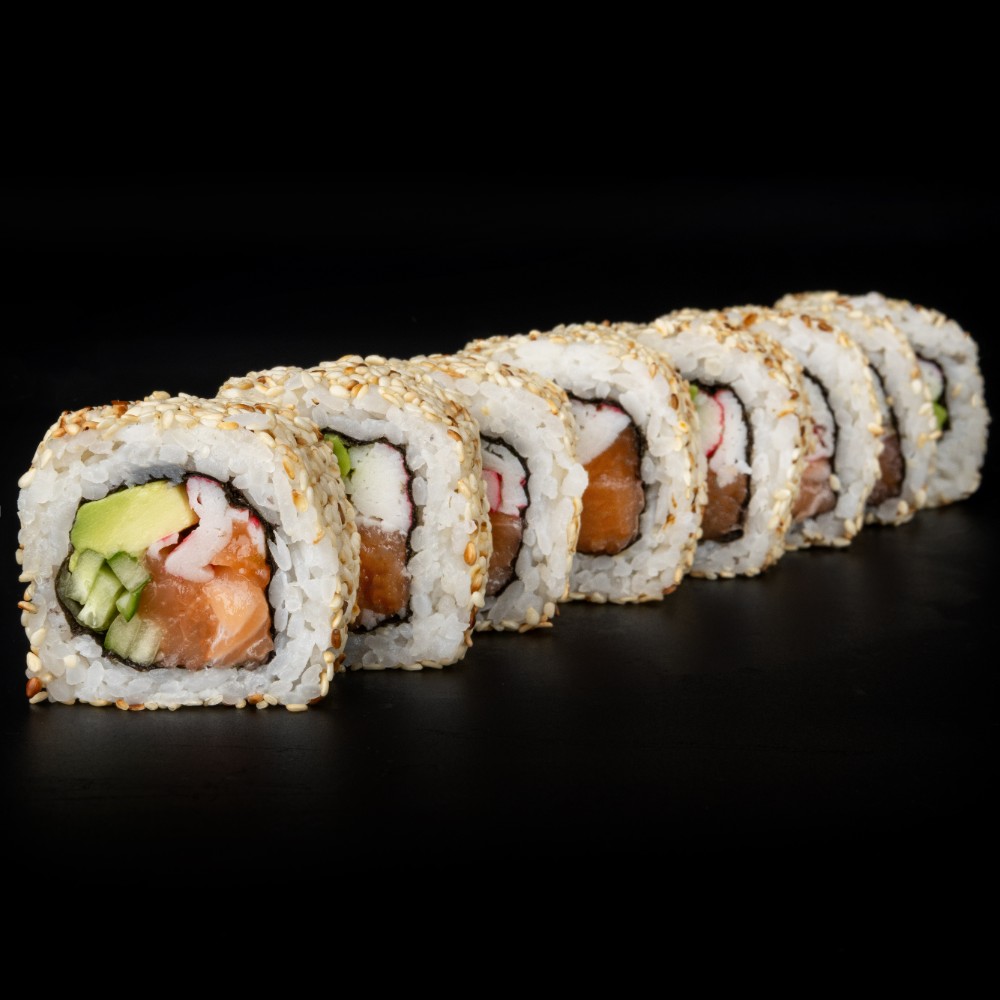 Рол Каліфорнія з лососем в кунжуті