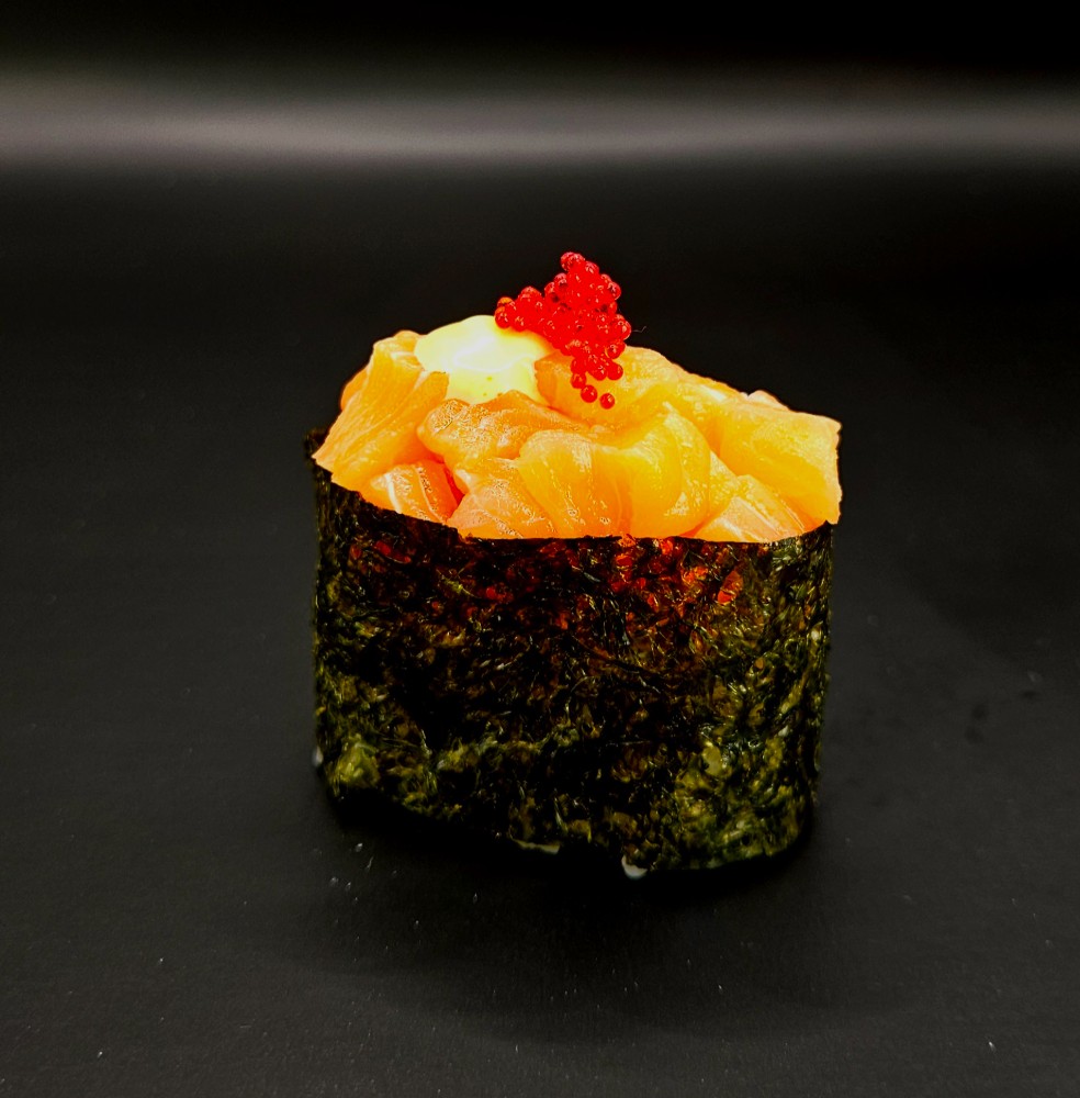 Гункан з лососем