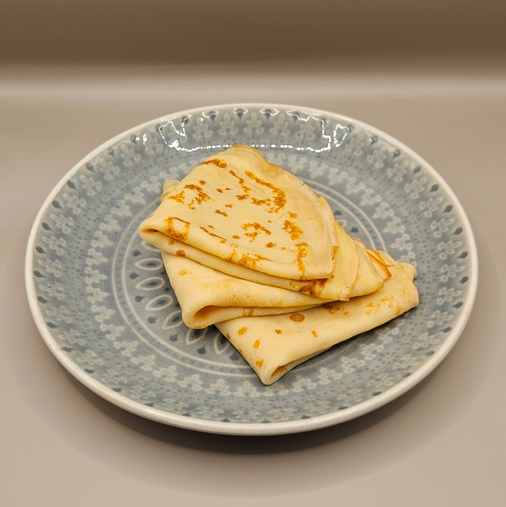 Млинці зі згущеним молоком та сметаною