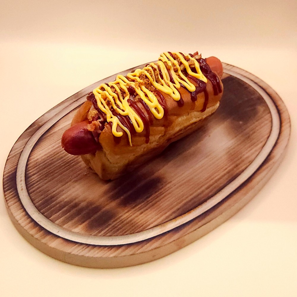 Хот дог сирний з беконом та кріспі цибулею