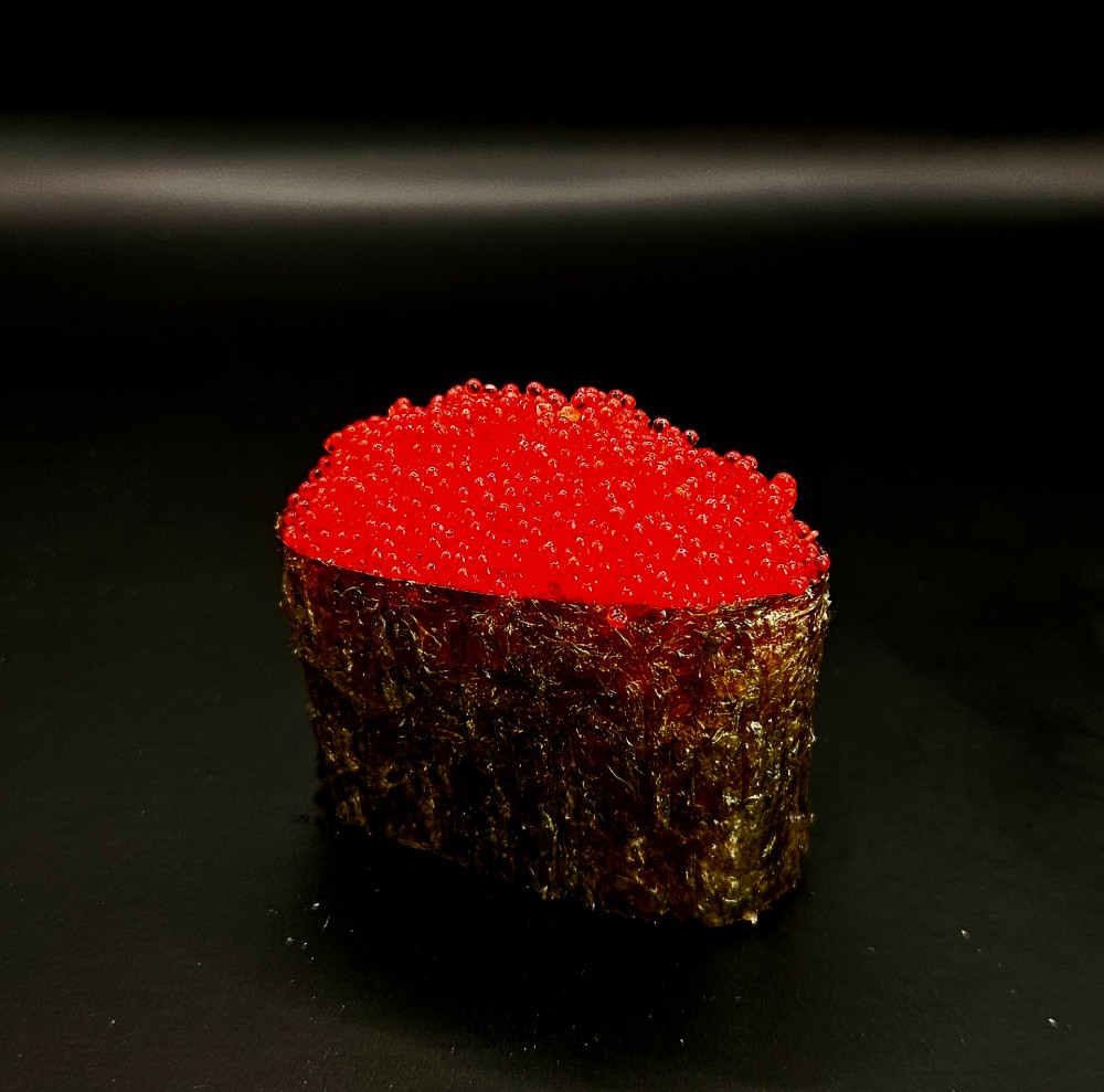 Гункан з ікрою тобіко