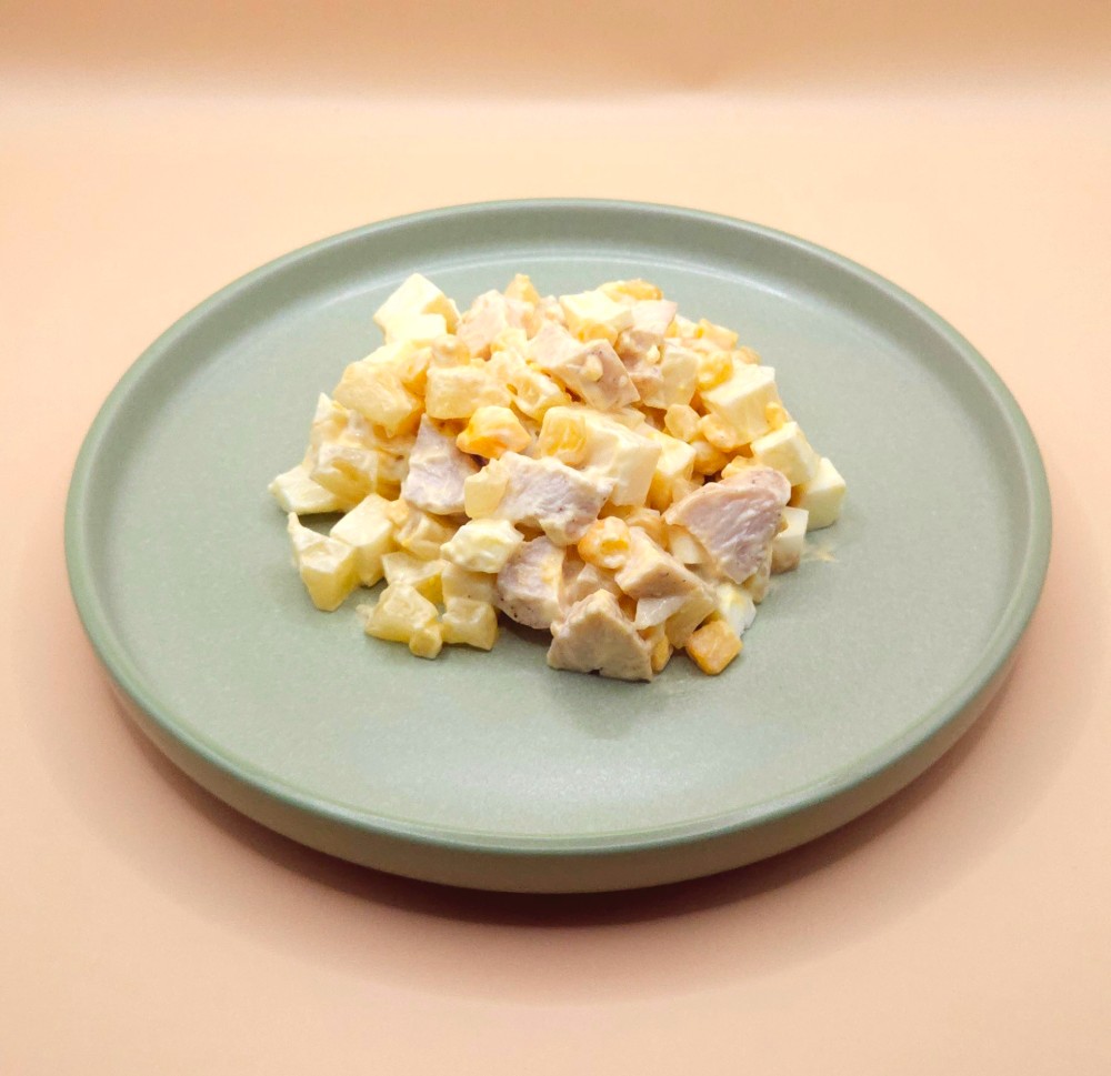 Салат з курочкою та ананасами