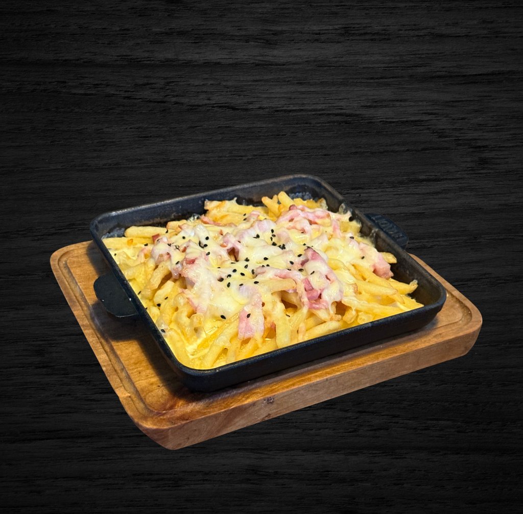 Картопля  фрі з сирним соусом та беконом