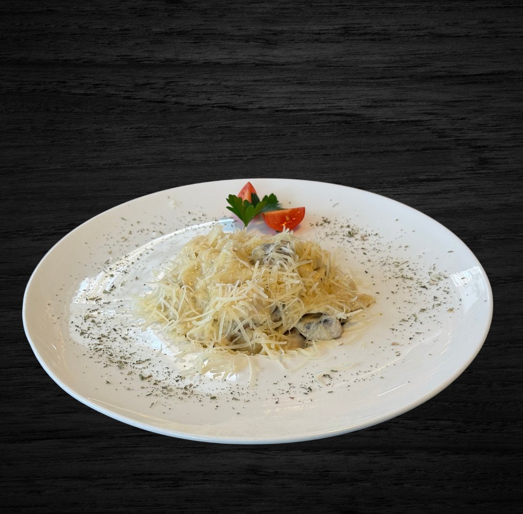 Паста з куркою та грибами