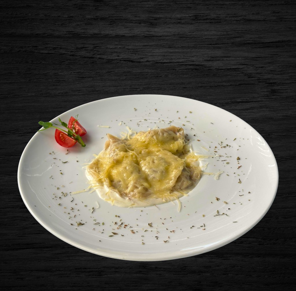 Вареники з мʼясом у вершках