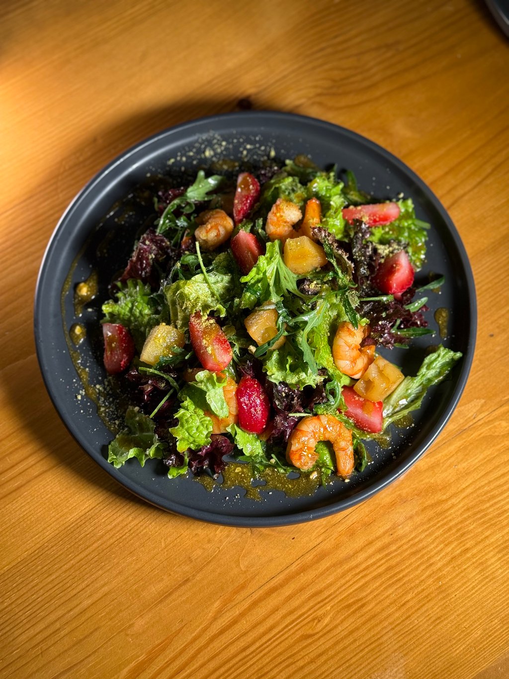 Салат з полуницею, ананасом та креветкою 