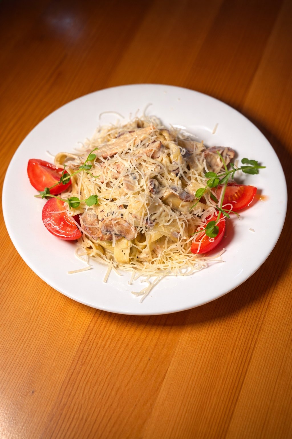 Паста з куркою та грибами