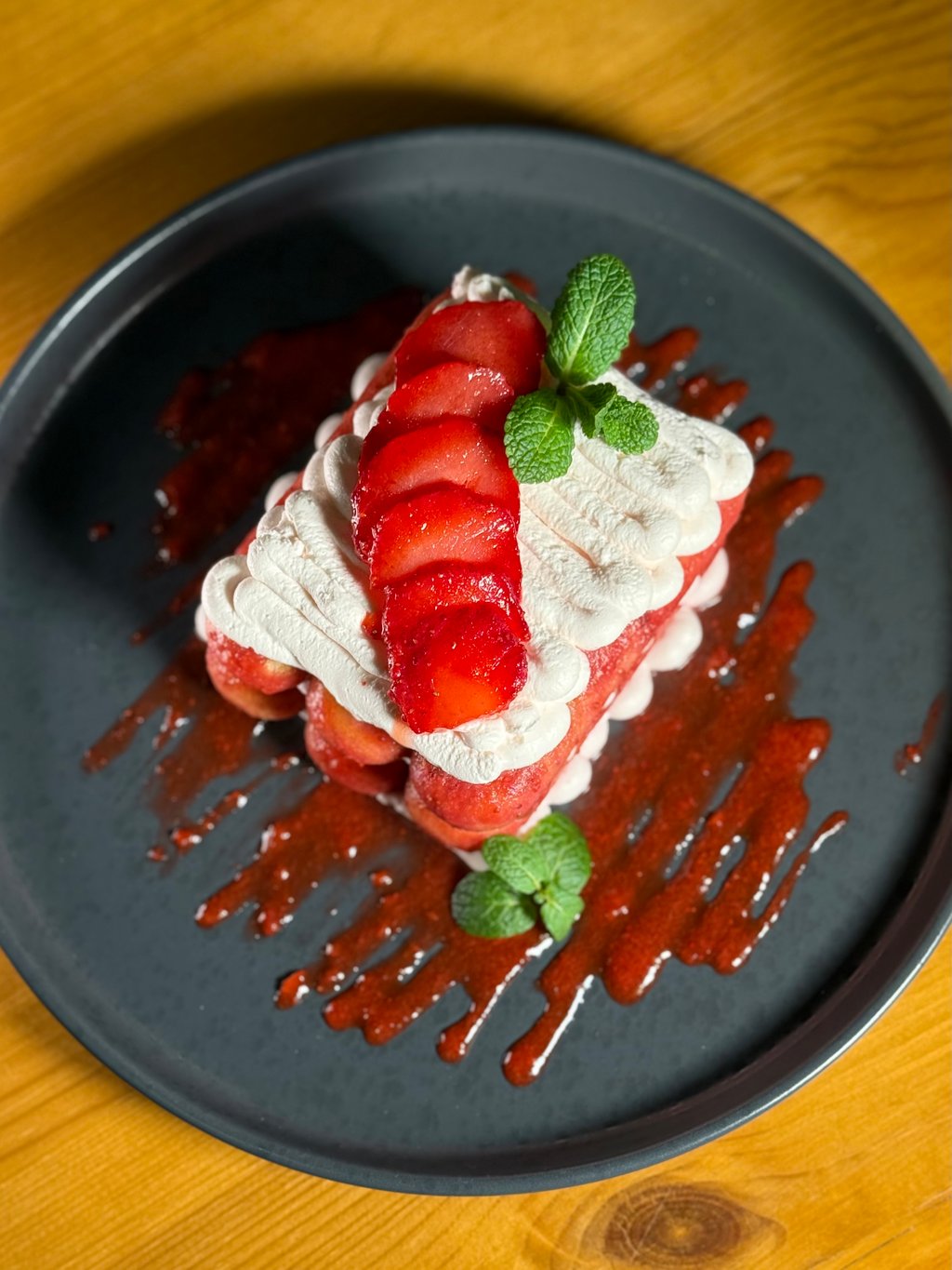 Полуничне тирамісу