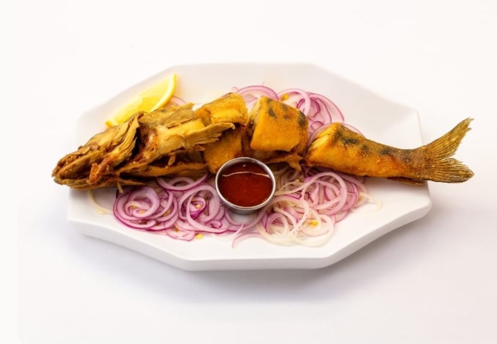 Жареный Судак на луковой подушке