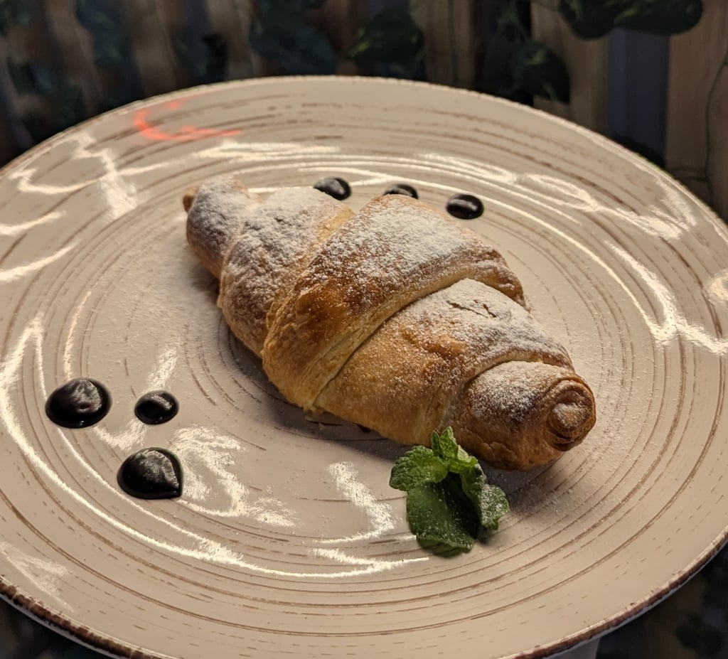 Круасан з малиною 100г