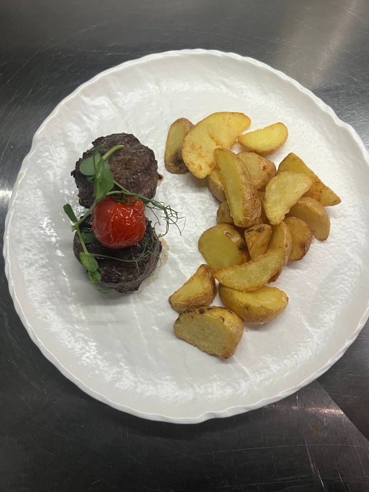 Телячі медальйони з картоплею по-селянські