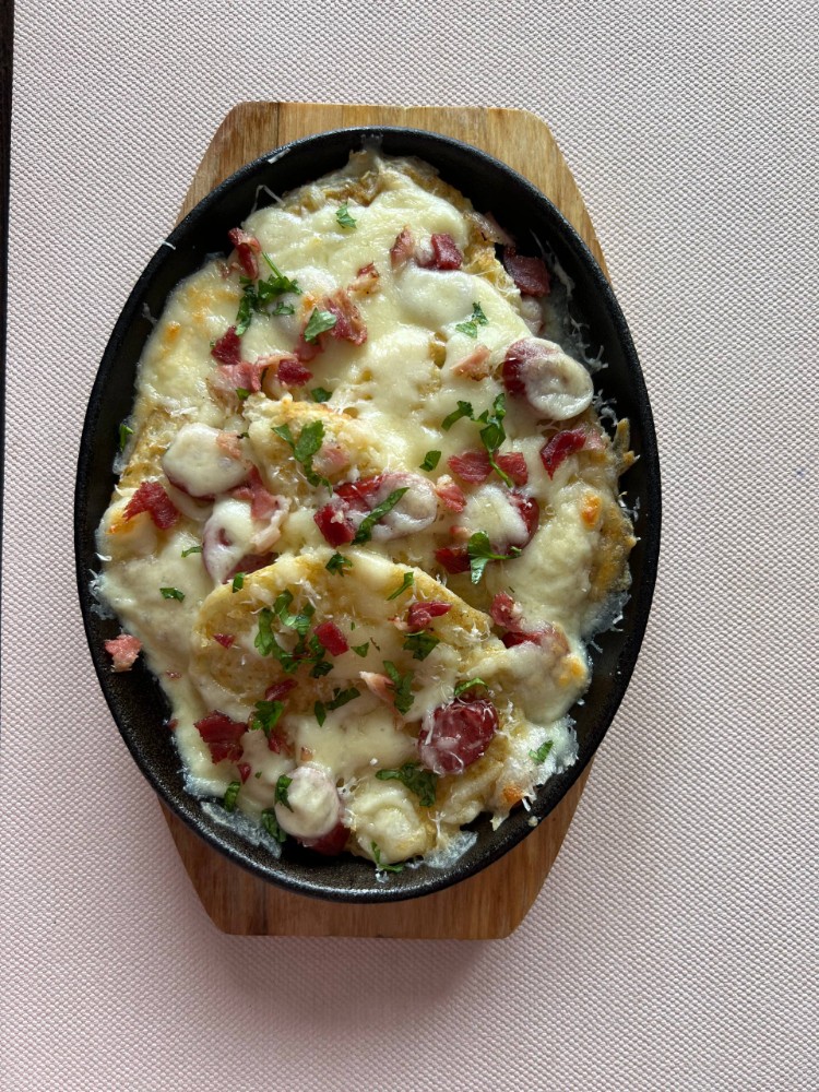 Запечені Чіз-деруни з беконом та мисливськими ковбасками