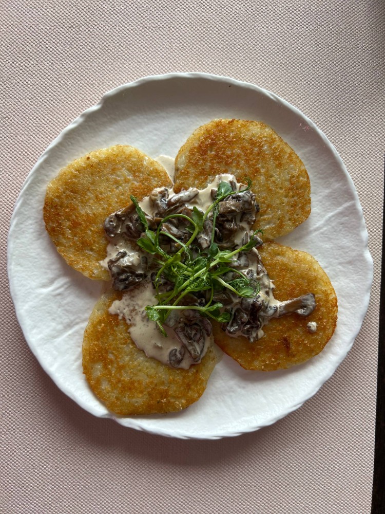 Деруни під вершково-грибним соусом