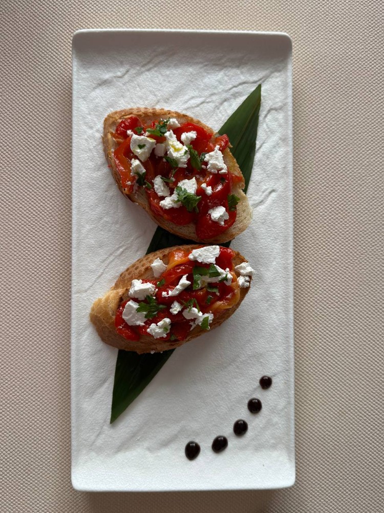 Брускети з печеним перцем та фетою 2шт.