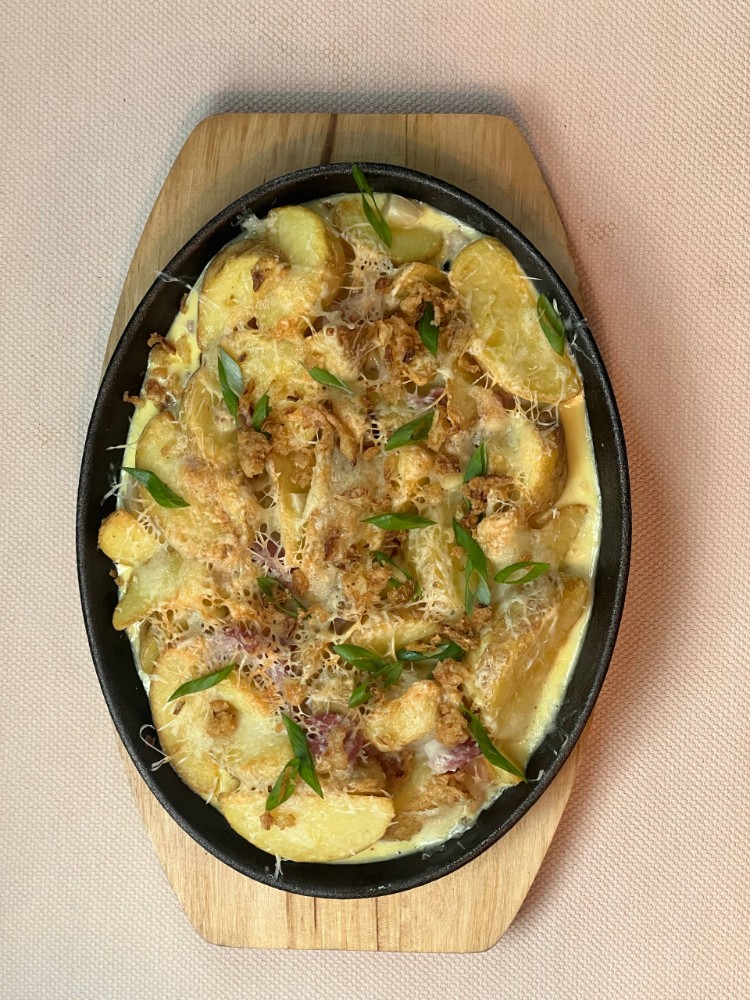 Пательня по-домашньому з беконом і сиром