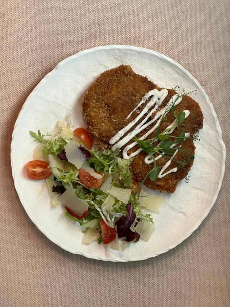 Шніцель курячий із салатом